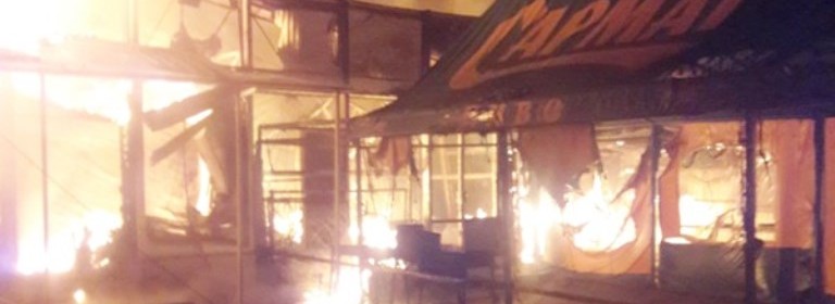 Под Голой Пристанью подожгли сразу три торговых заведения Под Голой Пристанью подожгли сразу три торговых заведения
