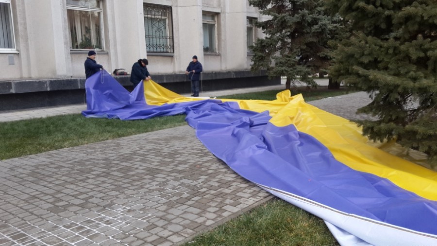 На здание мэрии Херсона водрузили новый На здание мэрии Херсона водрузили новый