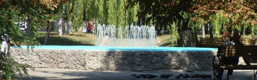 Фотофакт: Ну хоть кому-то в Херсоне провалы в асфальте по душе