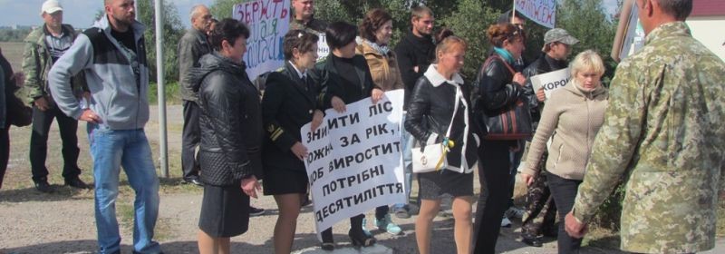Лесники Херсонщины заблокировали Антоновский мост и требуют зарплату