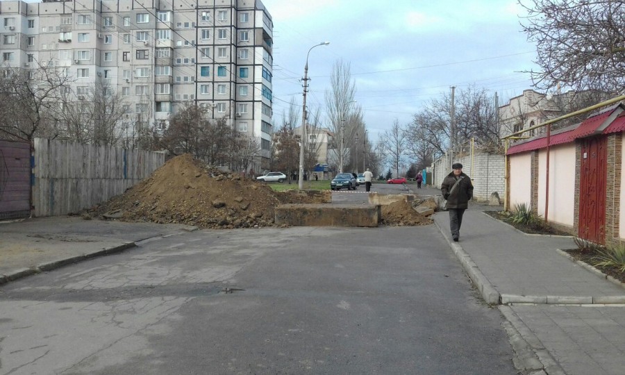 В Херсоне по Комкова не проехать - транспорт движется в объезд (фото) В Херсоне по Комкова не проехать - транспорт движется в объезд (фото)