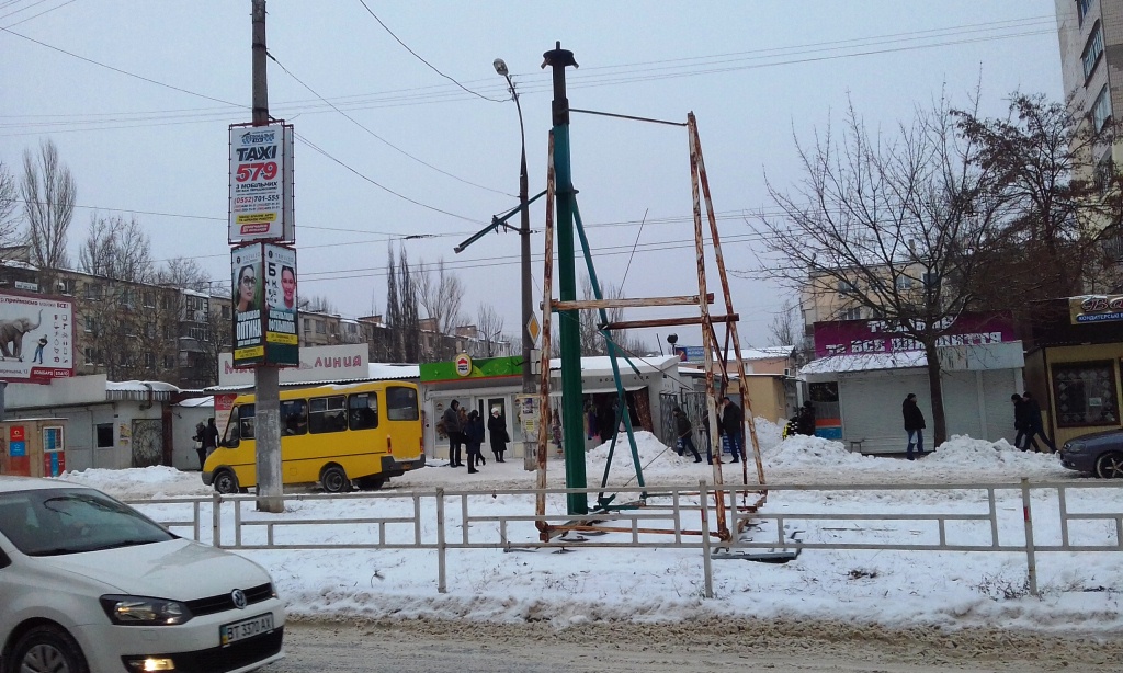 Неопознанный объект в мкрн. Шуменский привлек внимание херсонцев (фото)
