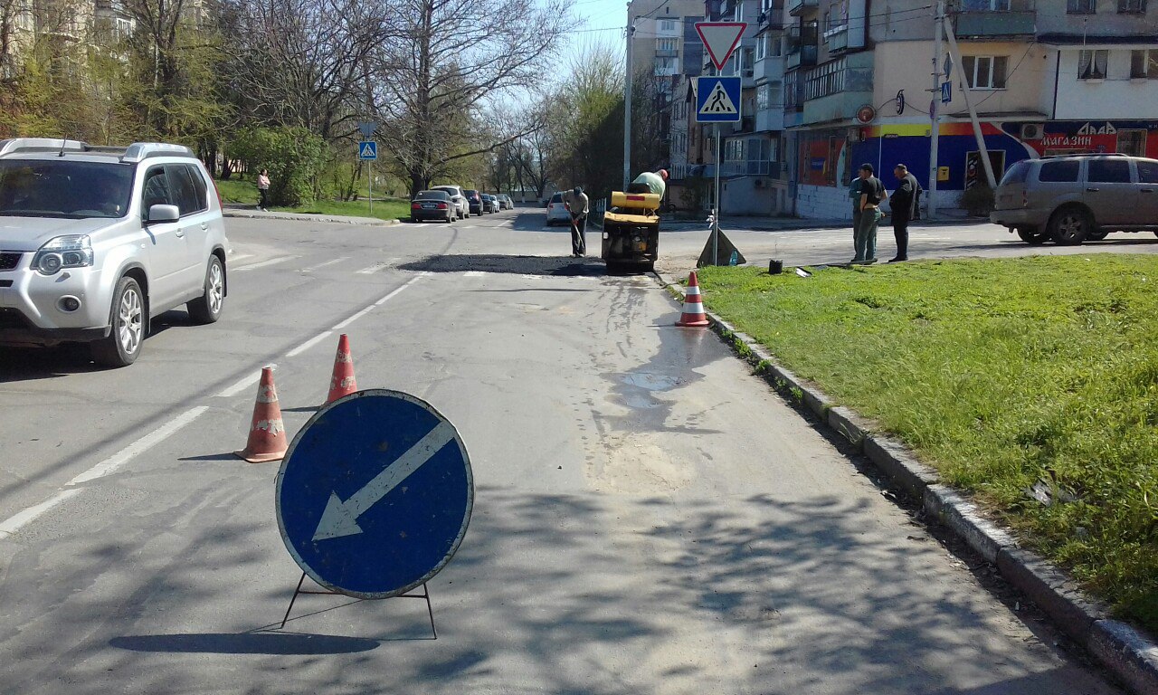 В Чистый четверг навели порядок под зданием Херсонской СБУ (фотофакт)