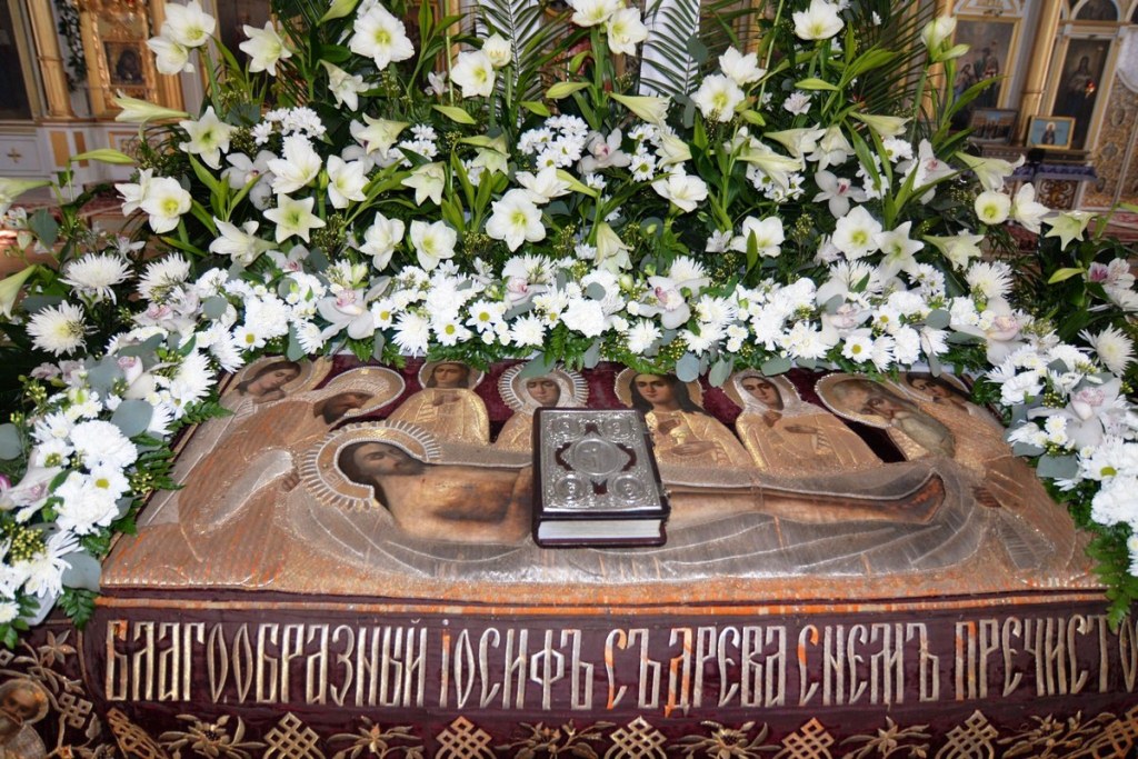 В Херсонских храмах через несколько часов скорбную плащаницу сменит образ Воскресения В Херсонских храмах через несколько часов скорбную плащаницу сменит образ Воскресения