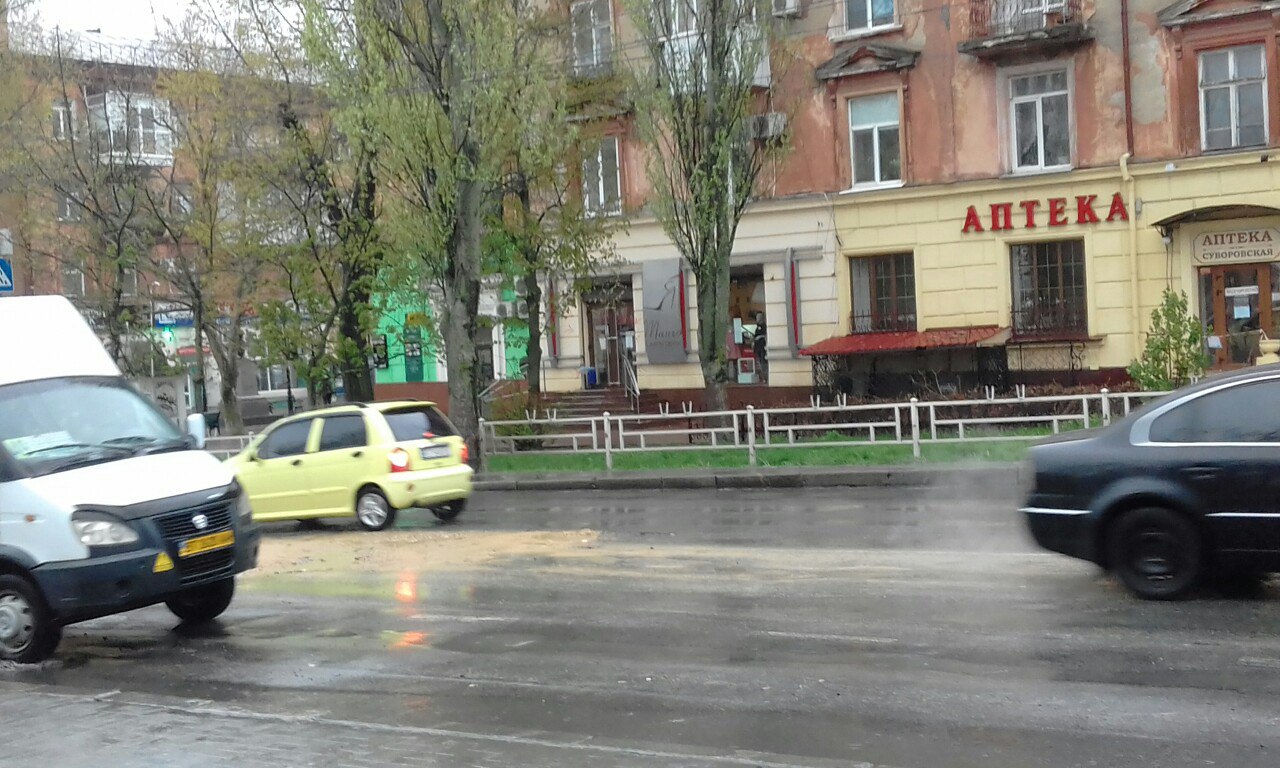 В центре Херсона дыру в асфальте залатали как смогли (фото)