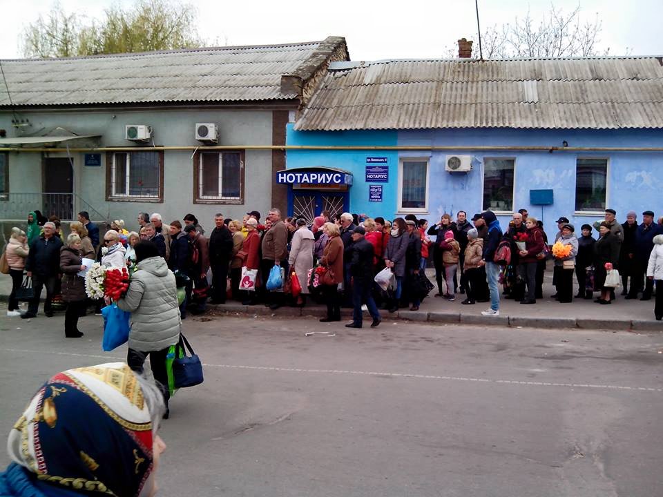 Обещанные автобусы херсонцев на кладбища везут плохо