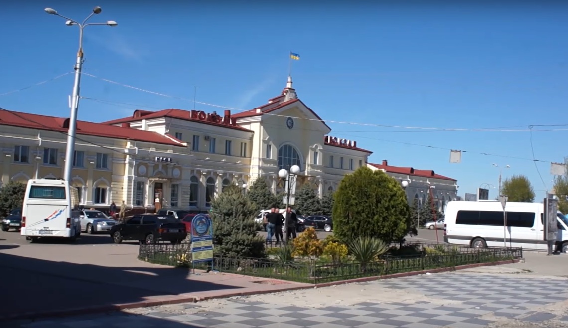 Автобусы-нелегалы из Херсона в Крым остановить не удалось (видео) Автобусы-нелегалы из Херсона в Крым остановить не удалось (видео)