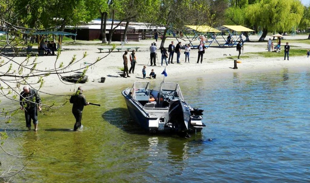 Головний пляж Херсона водолази очистили від півтони сміття
