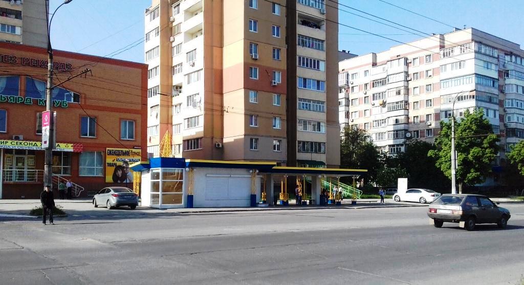 В Херсоне одной остановкой замковых масштабов стало больше (фото)