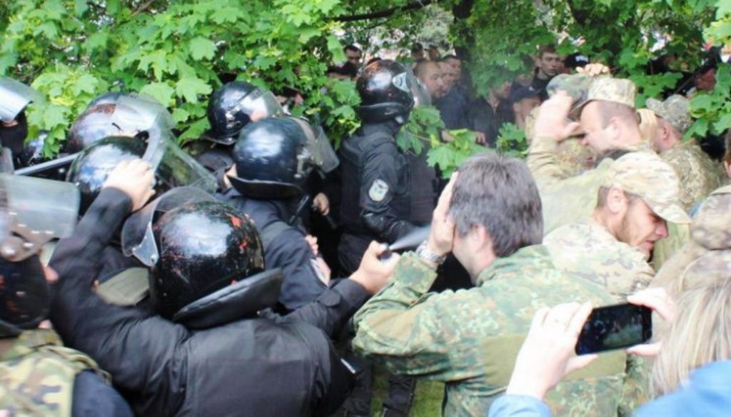 Нові версії подій у дитячому таборі в Лазурному
