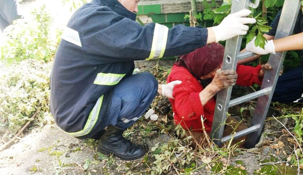 Літня херсонка звалилася у відкритий люк (фото)