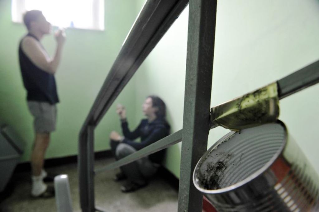 Подъездным курильщикам в Херсоне объявляют войну