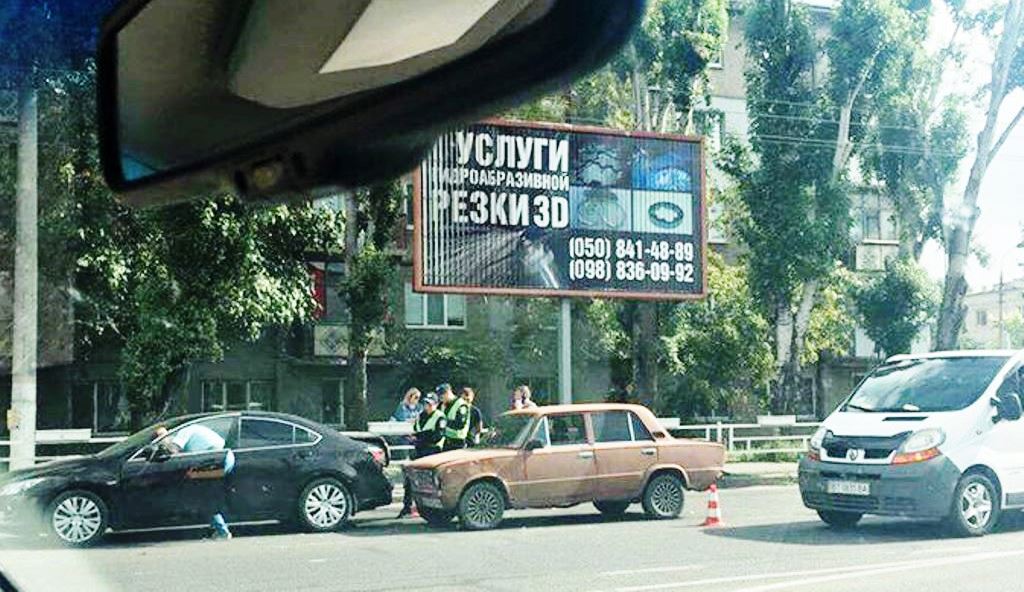 Из-за ДТП на Железнодорожной в Херсоне снова образовалась пробка (фото)
