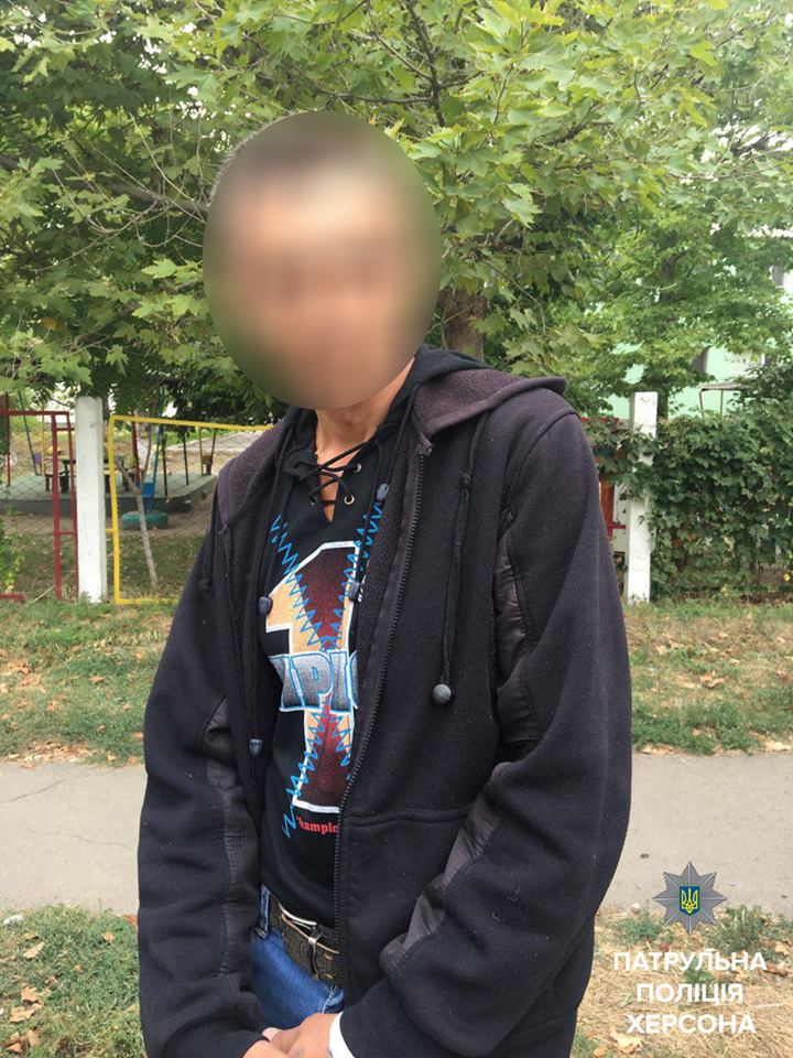 Любителя чужих золотих ланцюжків патрульні Херсона затримали протягом 15 хвилин