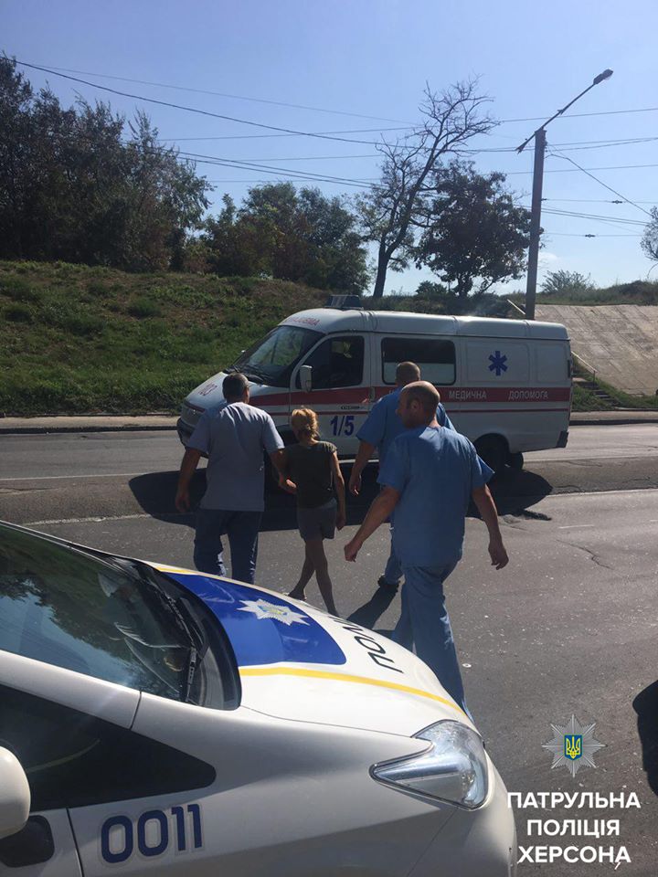 З 21-річною  херсонкою, яка вирішила звести рахунки з життям, патрульні 