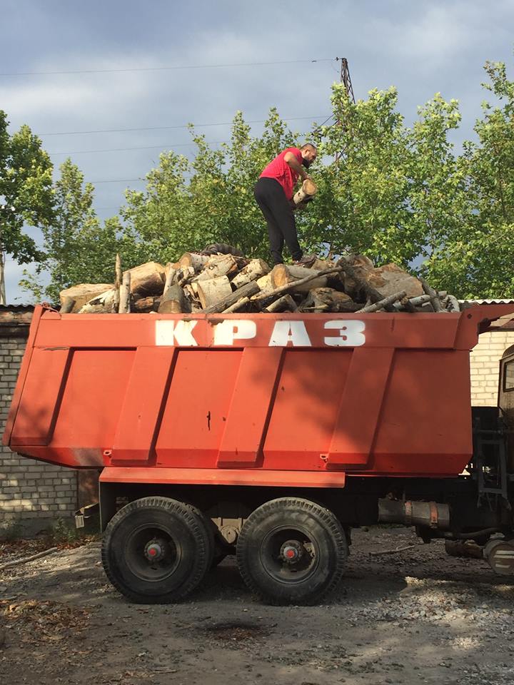 Херсонське КП «Дорожник» передало атовцям машину дров