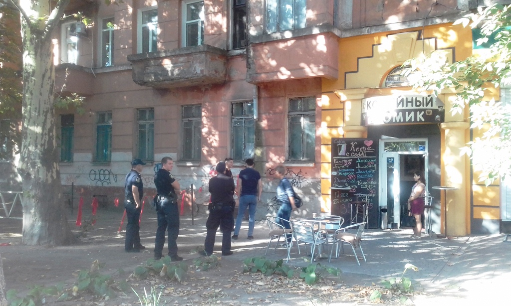 В центрі Херсона кав'ярня опинилася в небезпеці  (фото)