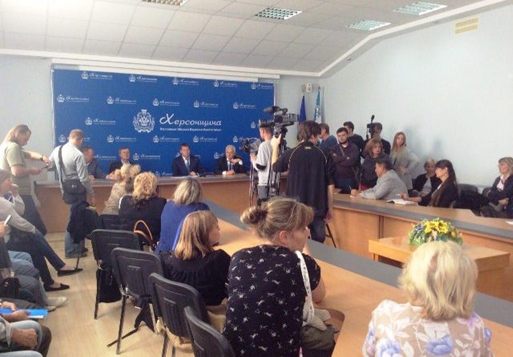 Зустріч з голодувальниками із зали в Херсонській ОДА перемістилася на місце подій