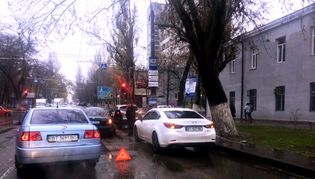 ДТП на мокрой дороге усложнило проезд через центр Херсона (фото) ДТП на мокрой дороге усложнило проезд через центр Херсона (фото)