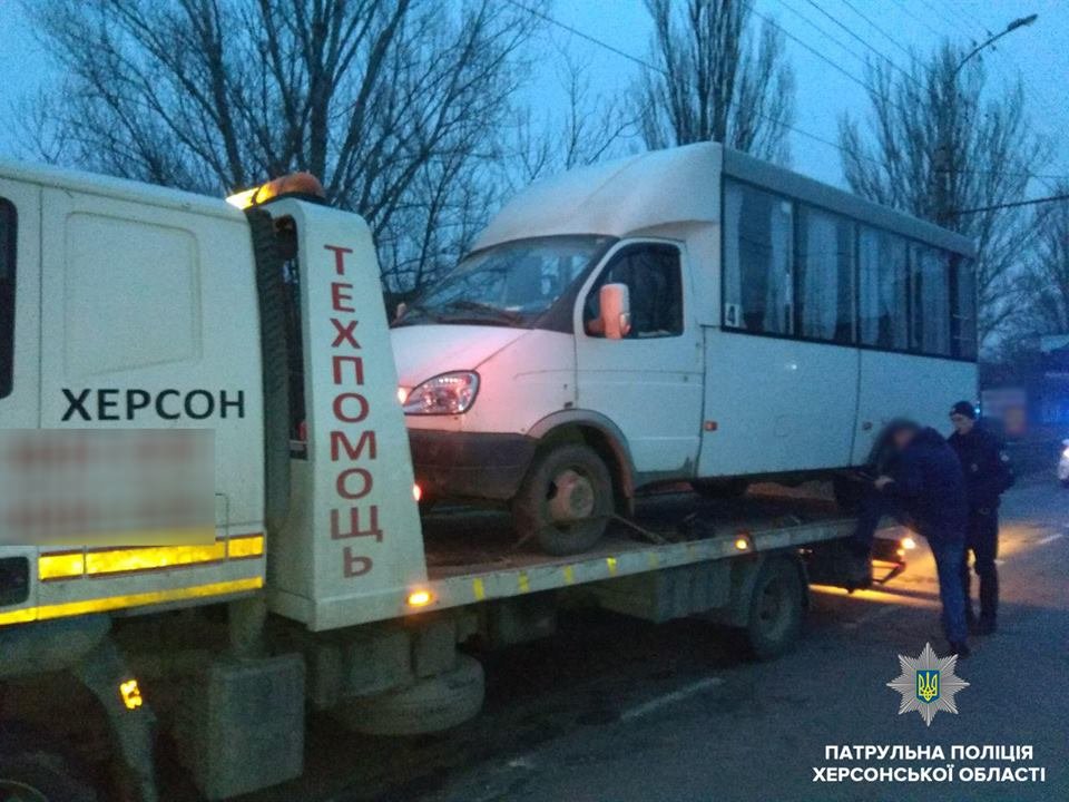У Херсоні патрульні зупинили водія маршрутного таксі напідпитку У Херсоні патрульні зупинили водія маршрутного таксі напідпитку
