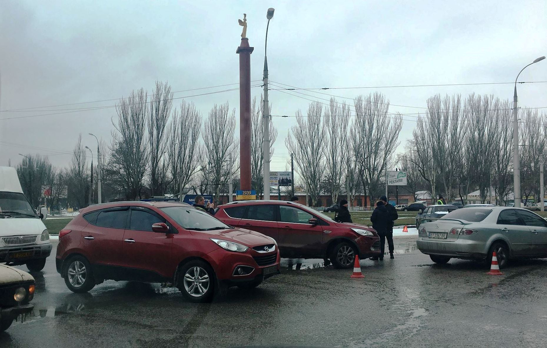 Столкновение двух авто на площади Победы в Херсоне обошлось без пострадавших (фото)