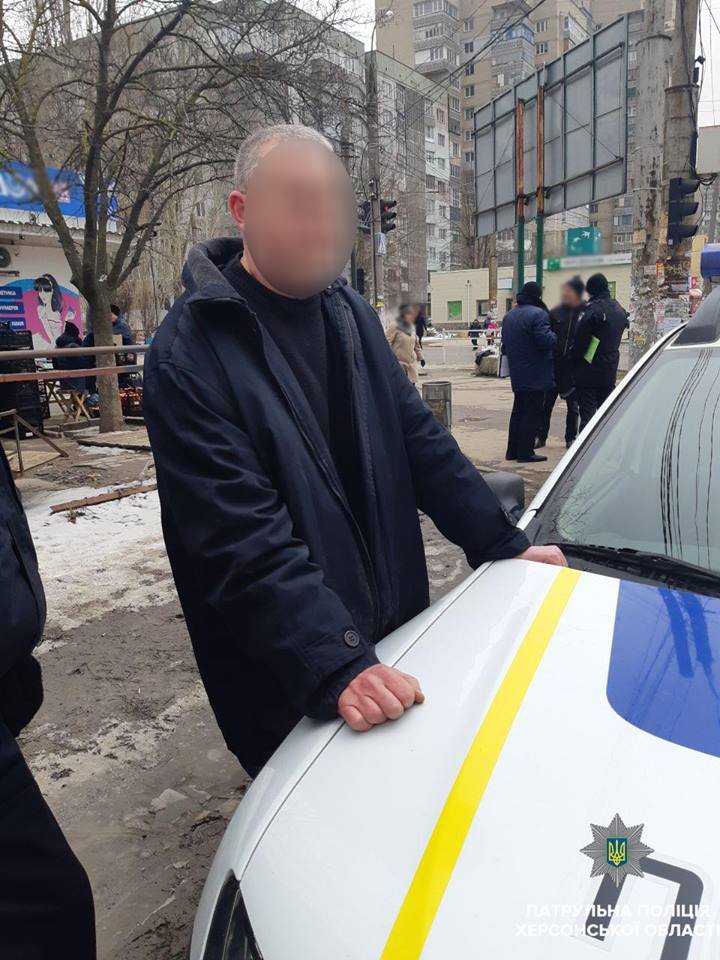 Нетверезий херсонець кидався на перехожих із ножем