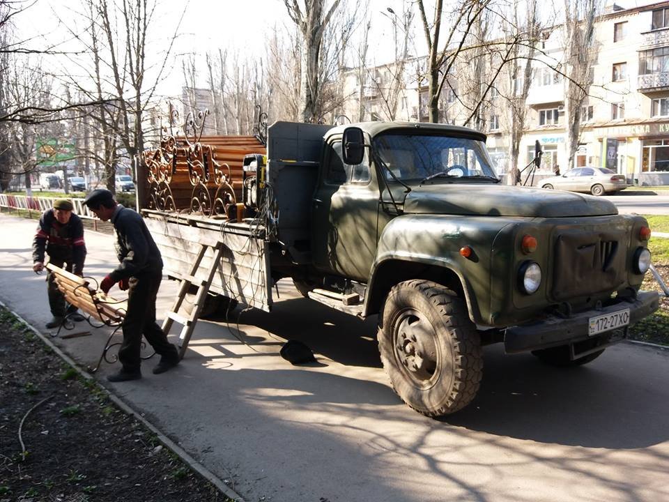 В центре Херсона устанавливают новые скамейки (ФОТО) В центре Херсона устанавливают новые скамейки (ФОТО)