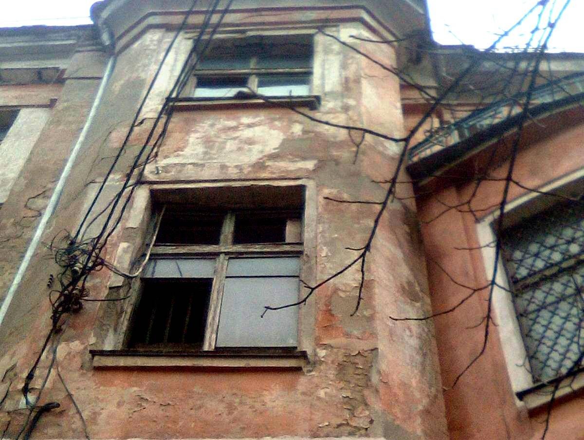 Новое здание на ул. Театральной в Херсоне стало причиной аварийности соседнего дома