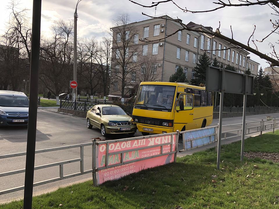В центре Херсона на проблемном перекрестке - ДТП с участием маршрутки