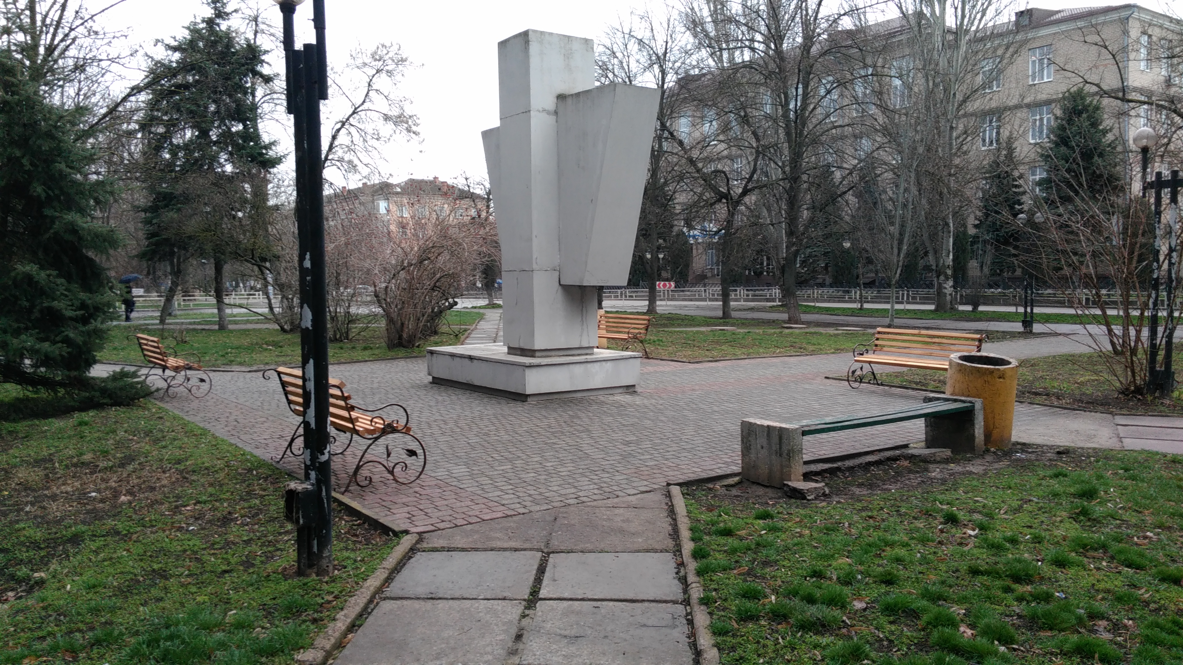 Так выглядит ретро-современная «меблировка» скверика в центре Херсона