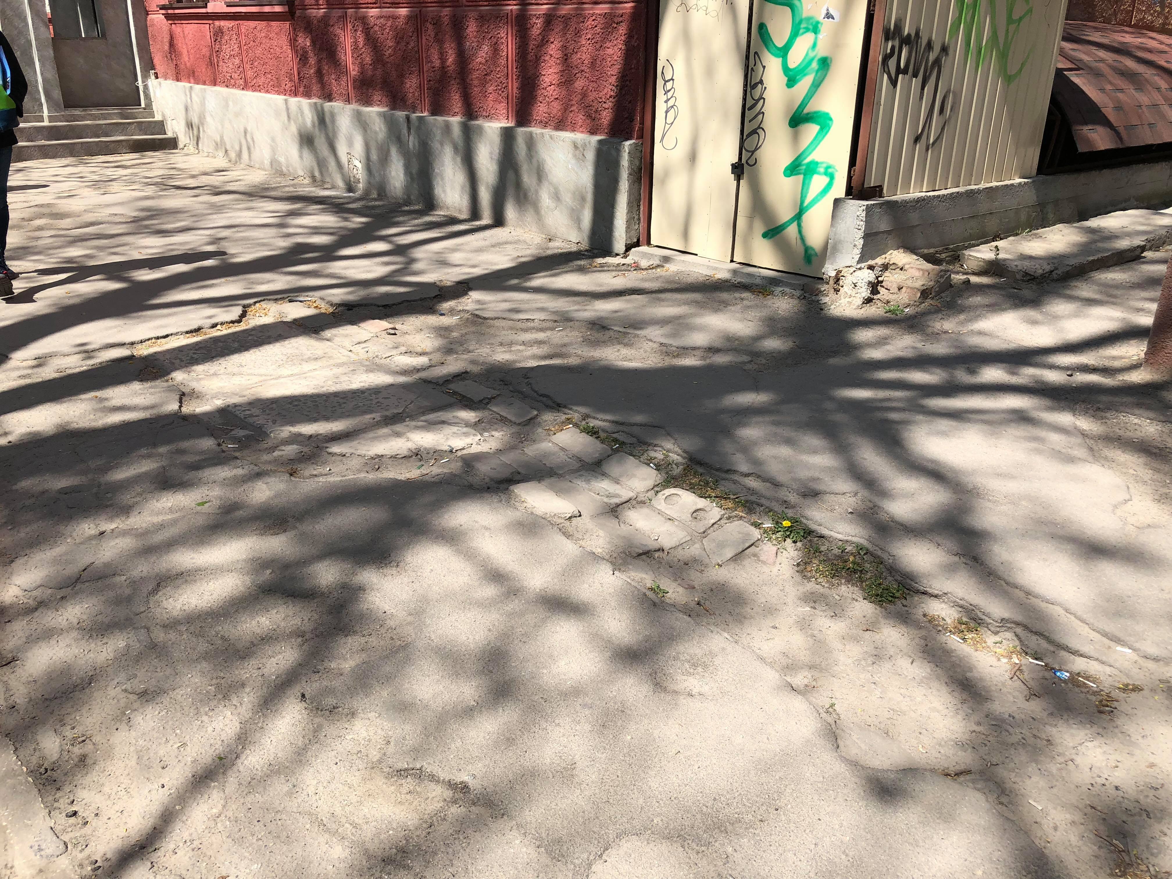 Парадоксы нашего городка – из двух тротуаров, «обрамляющих» площадь Свободы в Херсоне, повезло только одному