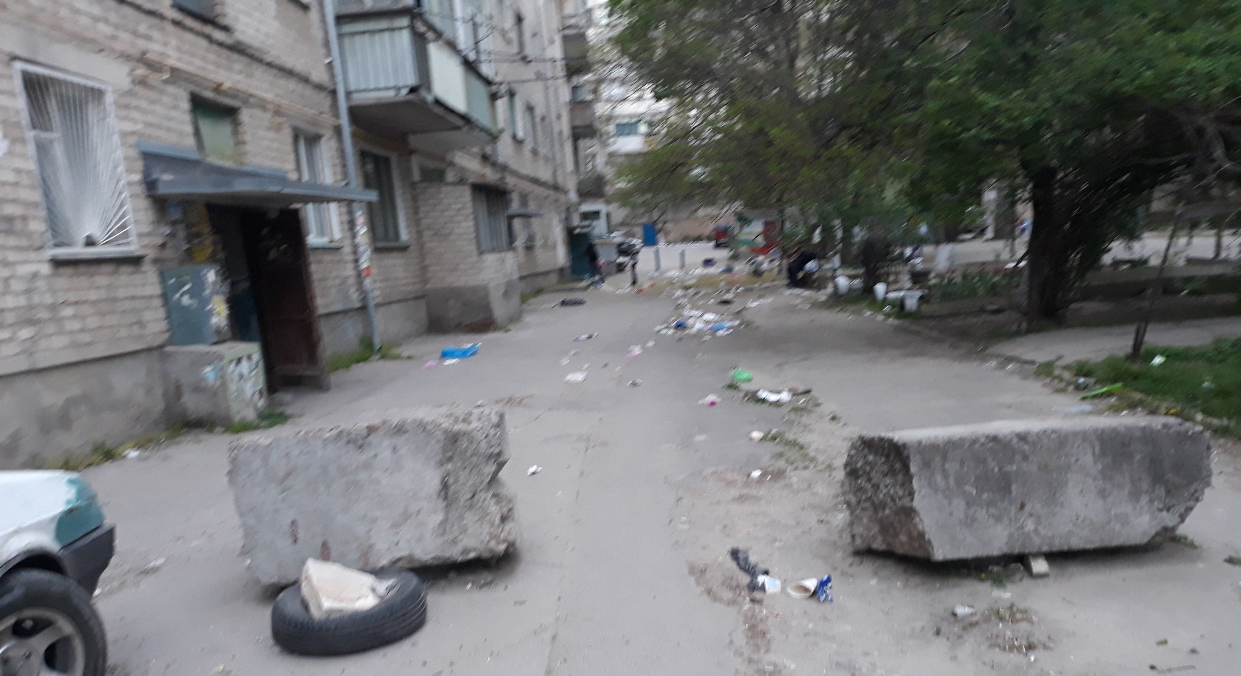 Сарказм по-херсонски: политики снова засорили улицы (фотофакт)