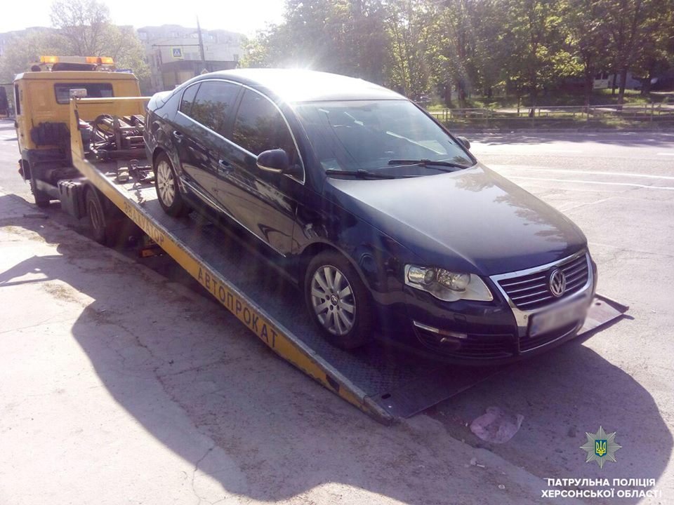 Патрульні евакуювали Volkswagen Passat нетверезого херсонця