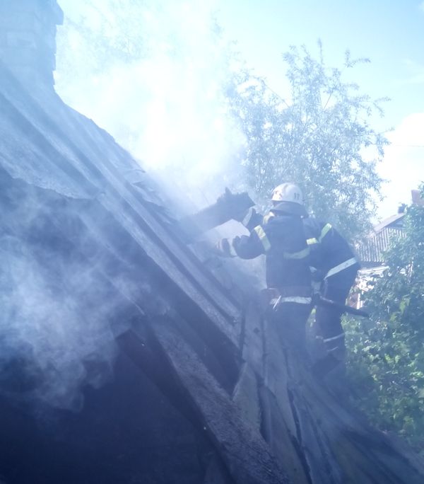 Новокаховські рятувальники ліквідували пожежу в літній кухні