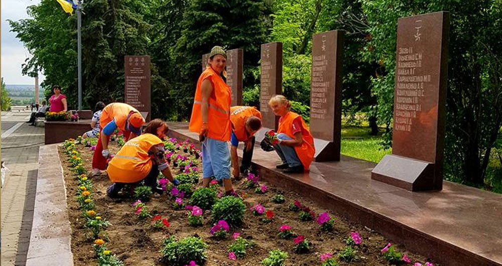 В херсонском Парке Славы наводят порядок