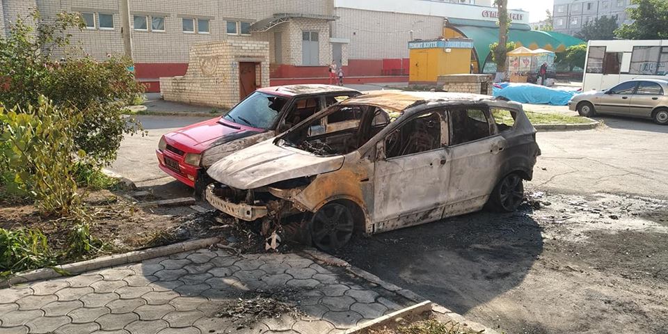 Минувшей ночью в Херсоне горел один автомобиль, но досталось и второму (фото)