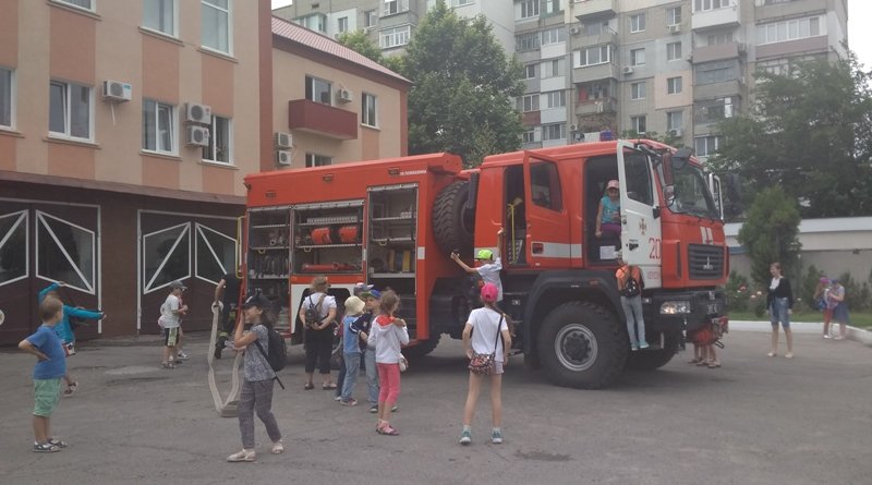 Херсонські рятувальники дбають про безпечне літо дітей Херсонські рятувальники дбають про безпечне літо дітей