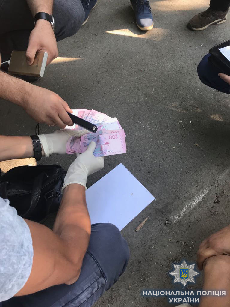 Неправомірна вигода не залишилася без нагляду - херсонські поліцейські викрили податківця