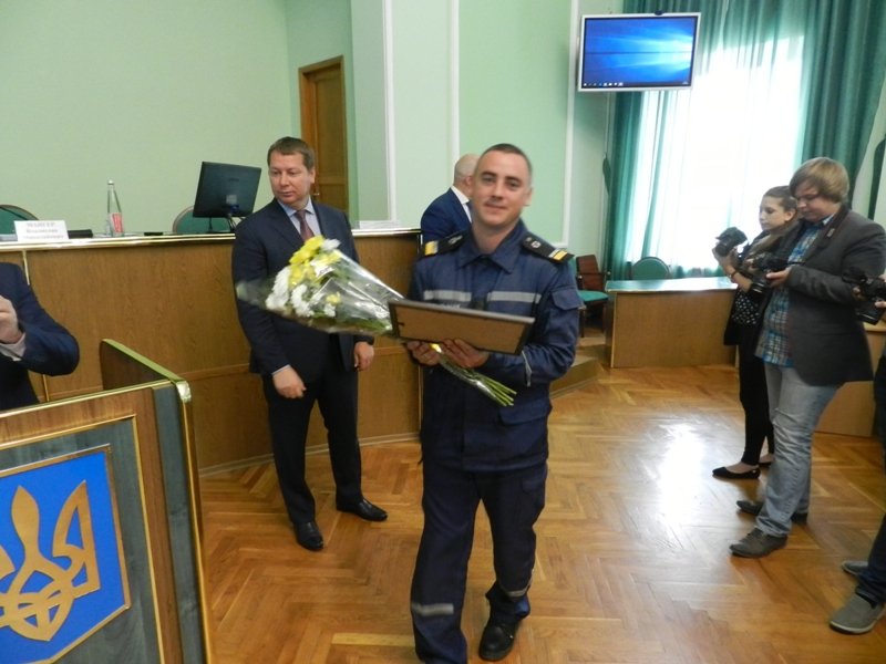 Херсонські рятувальники отримали Подяки голови ОДА за особистий внесок в гасіння лісової пожежі Херсонські рятувальники отримали Подяки голови ОДА за особистий внесок в гасіння лісової пожежі