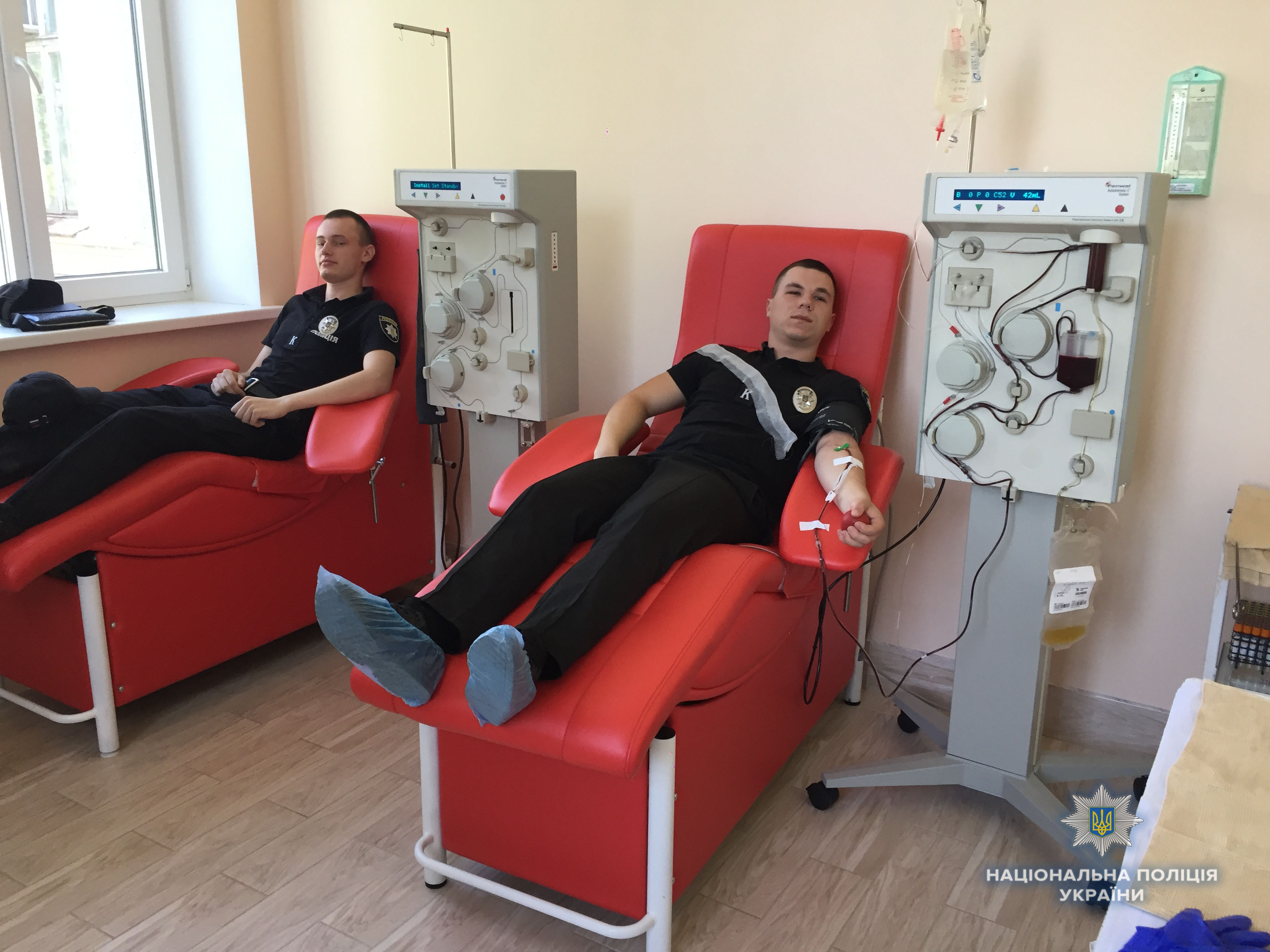 Сьогодні в Херсоні поліцейські долучилися до Всесвітнього дня донора крові Сьогодні в Херсоні поліцейські долучилися до Всесвітнього дня донора крові