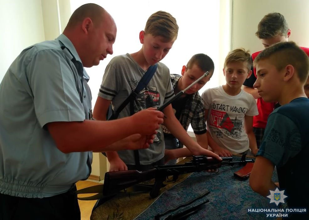 Діти з пришкільного табору відвідали з екскурсією Новотроїцьке відділення поліції Діти з пришкільного табору відвідали з екскурсією Новотроїцьке відділення поліції