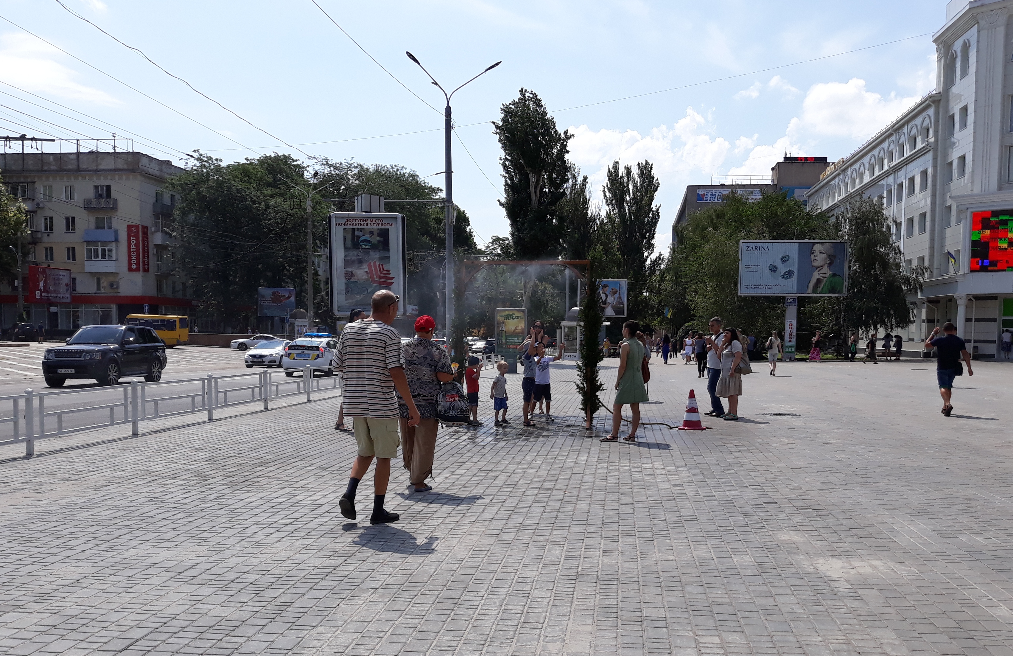 Вот они настоящие ценители освежающих рамок в центре Херсона (фотофакт)