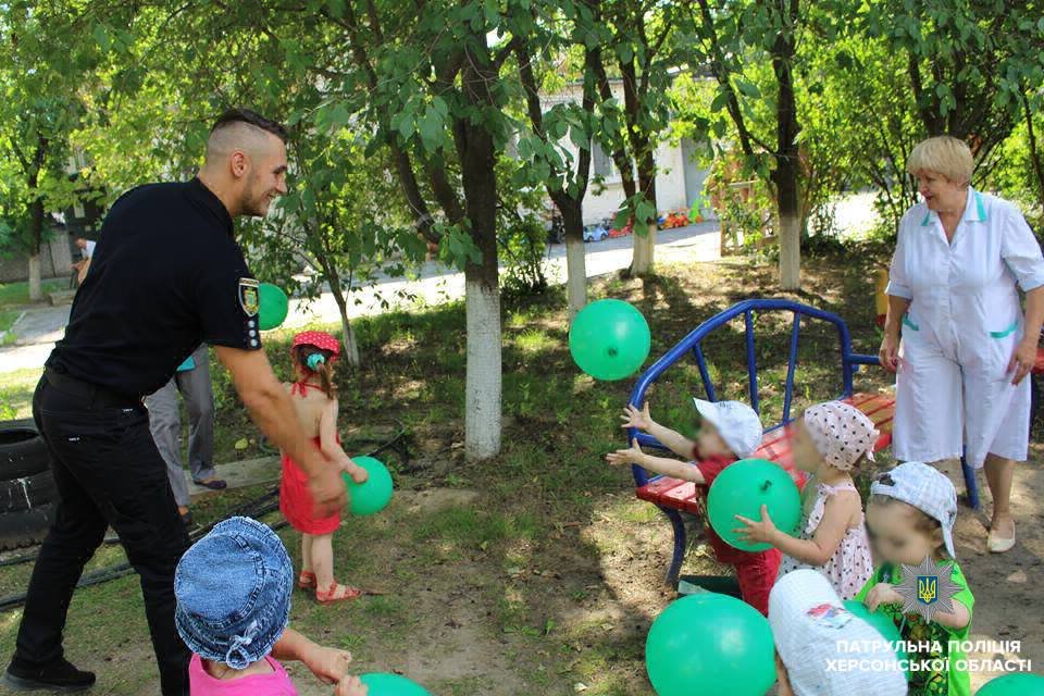 Херсонські патрульні відвідали обласний будинок дитини Херсонські патрульні відвідали обласний будинок дитини