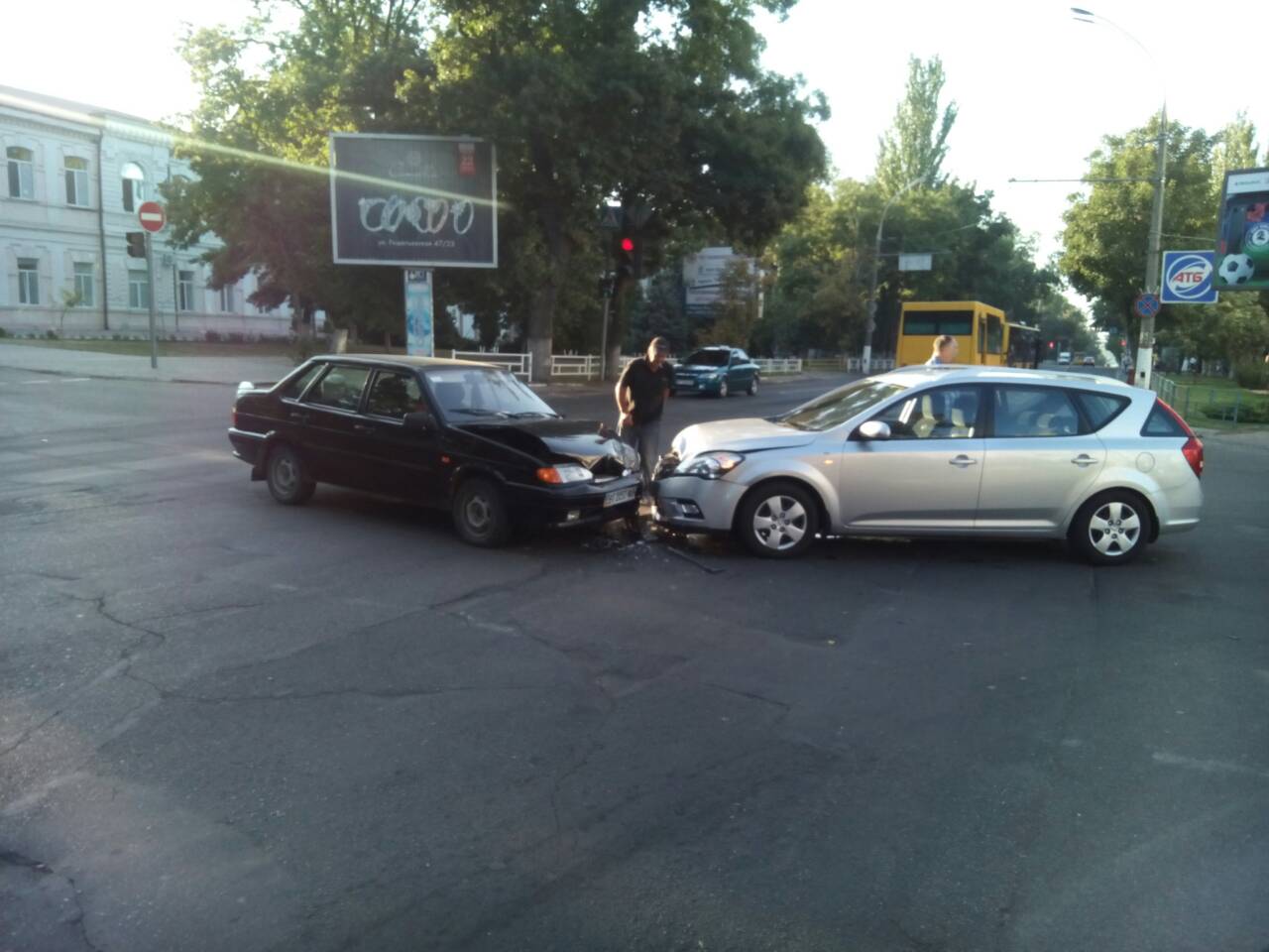 Для двух херсонцев сегодняшнее утро оказалось не очень добрым - в центре города ДТП