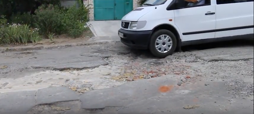 В Херсоне плохие водители, или все же не очень хорошие дороги - попав в дорожную «ловушку», херсонец еще и прав лишился (видео)