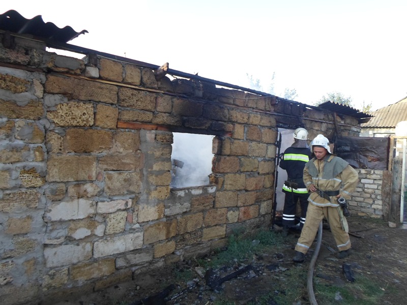 Недільний вечір у Чаплинському районі запам`ятався полум`ям: горіло 28 кв.м. господарчої будівлі