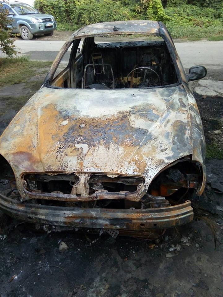 У Херсоні спалили автомобіль активіста ВО У Херсоні спалили автомобіль активіста ВО