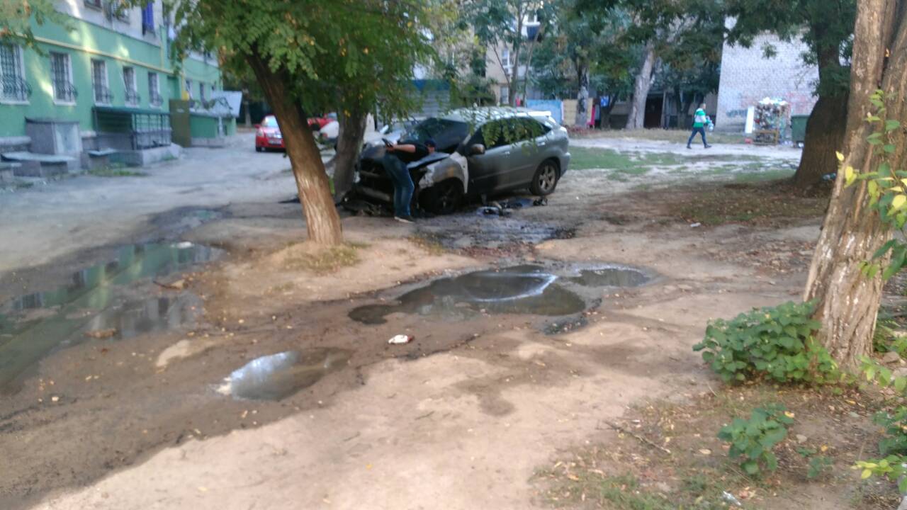 Сьогодні вночі у центрі Херсона горіла автівка марки Сьогодні вночі у центрі Херсона горіла автівка марки