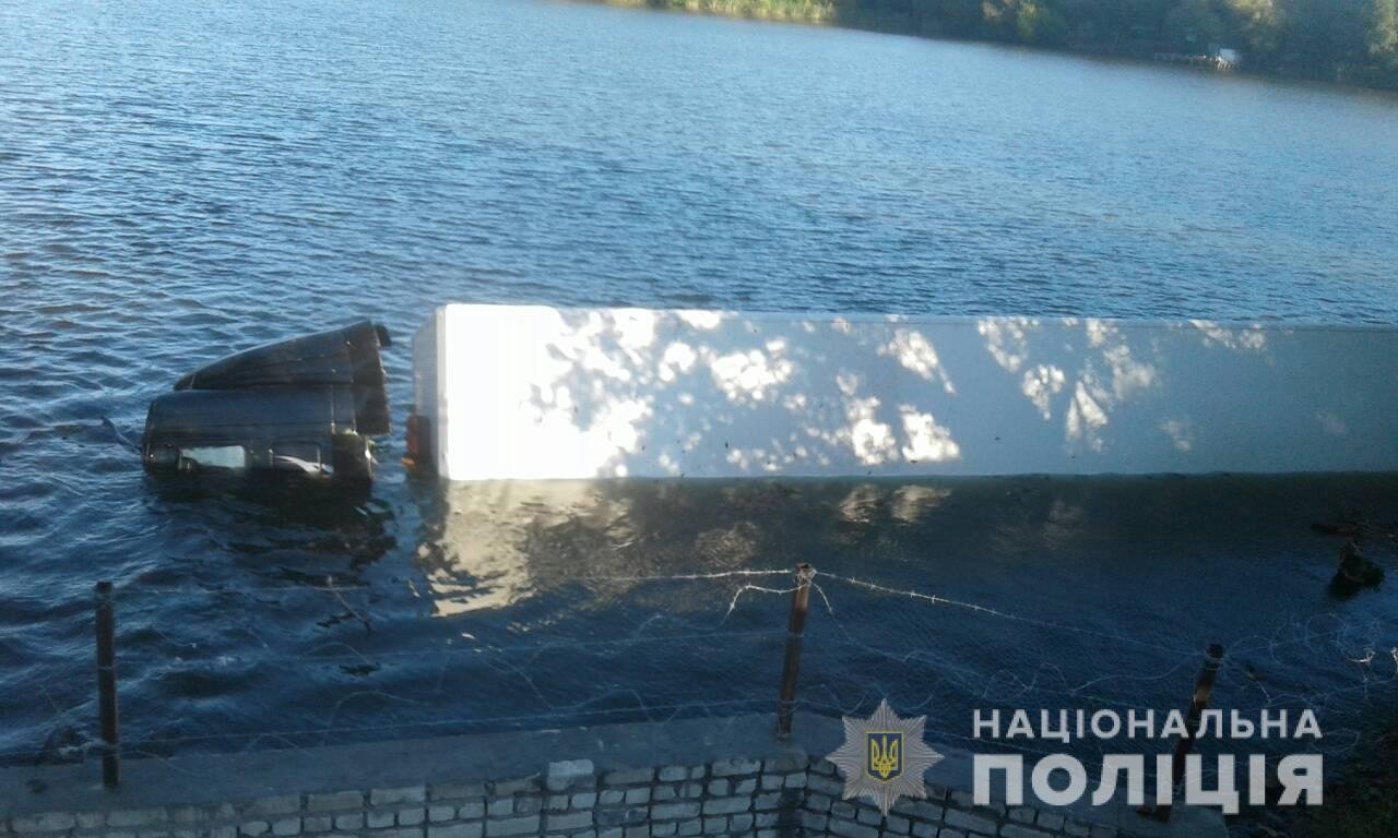У Бериславському районі фура з’їхала в річку, водій не постраждав
