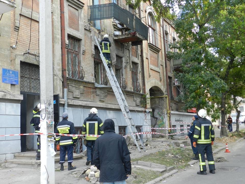 У Херсоні рятувальники демонтували залишки балкону, що впав на вулицю